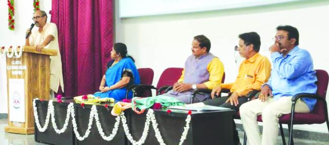 ಖಾದಿ, ಗ್ರಾಮೋದ್ಯೋಗ ಸ್ವಾವಲಂಬನೆ ಗ್ರಾಮ ಸ್ವರಾಜ್ಯದ ಸಂಕೇತ: ಡಾ.ಇ.ಮೋಹನ್ ರಾವ್ 