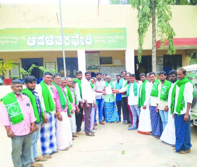 ಮೆಕ್ಕೆ ಜೋಳ ಖರೀದಿಯಲ್ಲಿ ವ್ಯಾಪಾರಸ್ಥರಿಂದ  ಅನ್ಯಾಯ: ರೈತರು ಆರೋಪ    