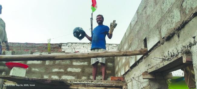 ಗಾರೆ ಕೆಲಸಕ್ಕೂ ರಕ್ಷಣೆ ಕೊಟ್ಟ ಹೆಲ್ಮೇಟ್ 