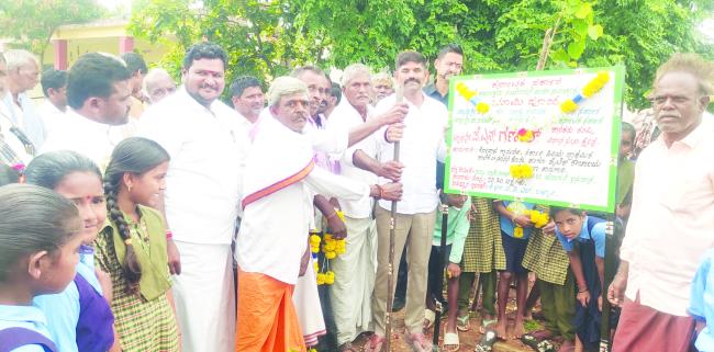 ಶಾಲಾ ಕೊಠಡಿ ಮತ್ತು ಶೌಚಾಲಯ ನಿರ್ಮಾಣ ಕಾಮಗಾರಿಗೆ ಶಾಸಕ ಜೆ.ಎನ್ ಗಣೇಶ ಭೂಮಿ ಪೂಜೆ   