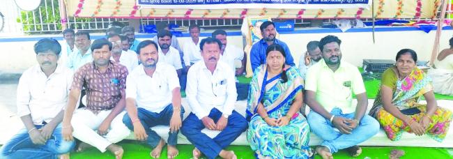 ದಲಿತ ವ್ಯಕ್ತಿಯ ಕೊಲೆ: ಅಹೋ ರಾತ್ರಿ ಧರಣಿ ಸತ್ಯಾಗ್ರಹ 6 ದಿನಕ್ಕೆ  