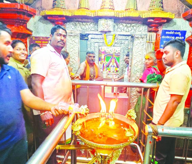 ಮಳೆಯಲ್ಲೂ ದೇವಿ ದರ್ಶನ ಪಡೆದ ಭಕ್ತರು   