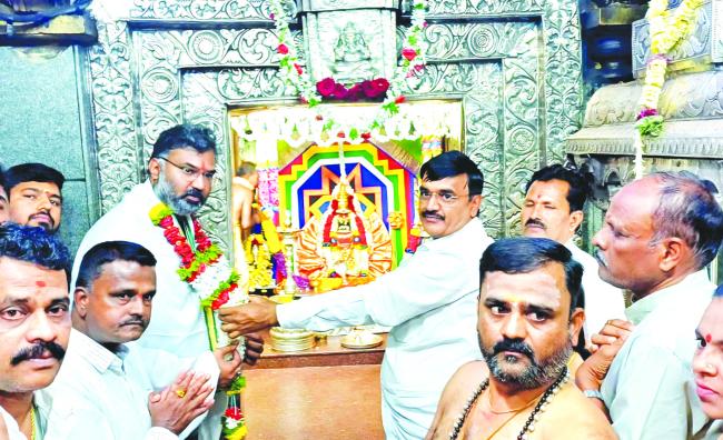 ಯಲ್ಲಮ್ಮ ದೇವಸ್ಥಾನದ ಅಭಿವೃದ್ದಿ ಪ್ರಾಧಿಕಾರದ ಉಪಾಧ್ಯಕ್ಷರಾದ ಶಾಸಕ ವಿಶ್ವಾಸ್ ವೈದ್ಯರವರಿಗೆ ಸನ್ಮಾನ 