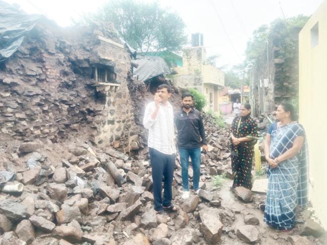 ಭಾರೀ ಮಳೆಗೆ ಬಿದ್ದ ಮನೆ ಪ್ರಾಣಾಪಾಯದಿಂದ ಪಾರಾದ ಕುಟುಂಬಸ್ಥರು