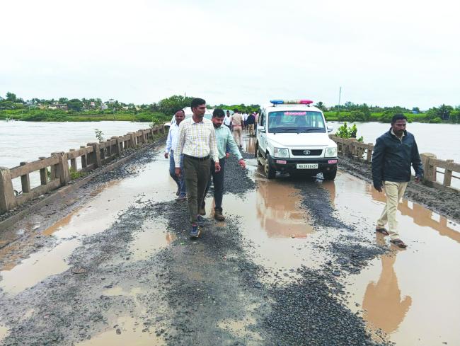 ಭೀಮಾನದಿ ಪ್ರವಾಹ ಪೀಡಿತ ಗ್ರಾಮಗಳಿಗೆ ಸಿಂದಗಿ ಶಾಸಕರು-ಜಿಲ್ಲಾಧಿಕಾರಿಗಳು ಭೇಟಿ ಪರೀಶೀಲನೆ: ಸಂತ್ರಸ್ಥರ ಸಮಸ್ಯೆ ಆಲಿಕೆ 