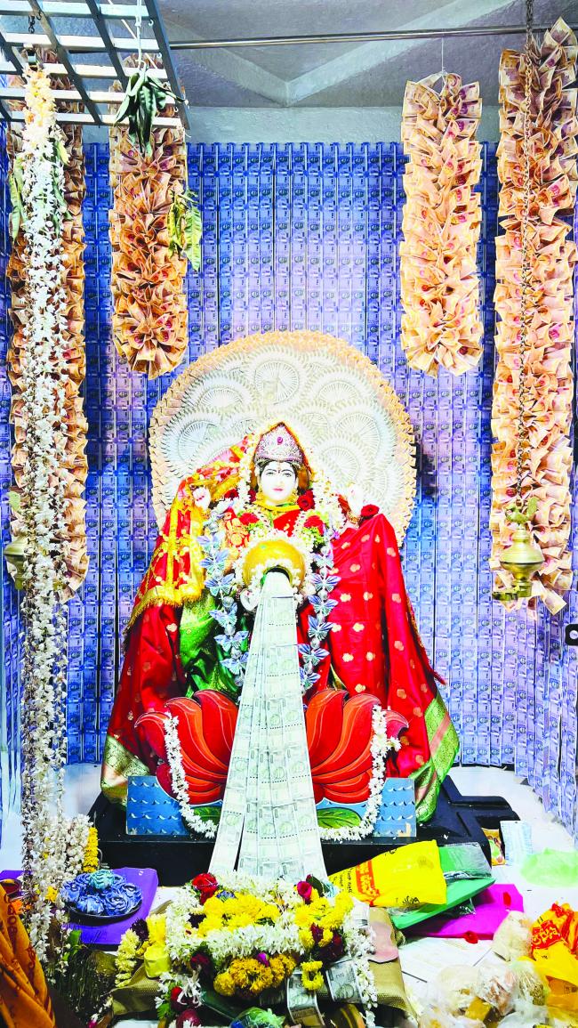 ಅಂಬಾಭವಾನಿ ದೇವಿಗೆ ಗರಿಗರಿ ನೋಟಿನ ಅಲಂಕಾರ ಕಣ್ತುಂಬಿಕೊಳ್ಳಲು ದೇವಾಲಯಕ್ಕೆ ಆಗಮಿಸುತ್ತಿರುವ ಭಕ್ತರ ಸಾಗರ