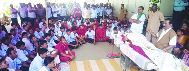 ಚಿಕನ್ ಫ್ಯಾಕ್ಟರಿಯಲ್ಲಿ ಹೃದಯ ಘಾತದಿಂದ ಕಾರ್ಮಿಕನ ಸಾವು:  ಸಿಡಿದೆದ್ದ ಪ್ರತಿಭಟನಾಕಾರರ ಎಚ್ಚರಿಕೆಗೆ ಮಣಿದ ಆಡಳಿತ ಮಂಡಳಿ  