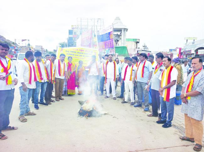 ಬಾಯಲ್ಲಿ ಬೆಣ್ಣೆ ಕೈಯಲ್ಲಿ ದೊಣ್ಣೆಽ ಕೇಂದ್ರದ ಒತ್ತಾಯದ ಹಿಂದಿ ಧೋರಣೆ