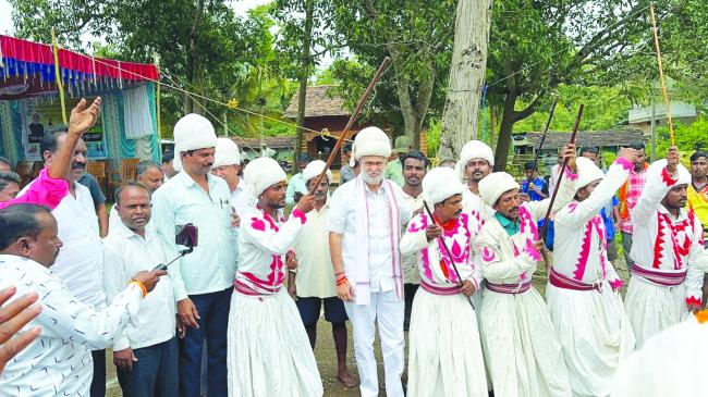 ಧನಗರ ಗೌಳಿ :  ಜನಪದ ನೃತ್ಯಕ್ಕೆ ಹೆಜ್ಜೆ ಹಾಕಿದ ಶಾಸಕ ಶಿವರಾಮ ಹೆಬ್ಬಾರ್ 