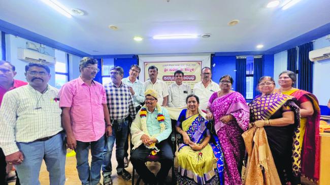 ಸರಕಾರಿ ನೌಕರರು ಮಾನವೀಯ ಮೌಲ್ಯಗಳನ್ನು ಅಳವಡಿಸಿಕೊಳ್ಳಿ: ಸುರೇಶ ಹಳ್ಯಾಳ 