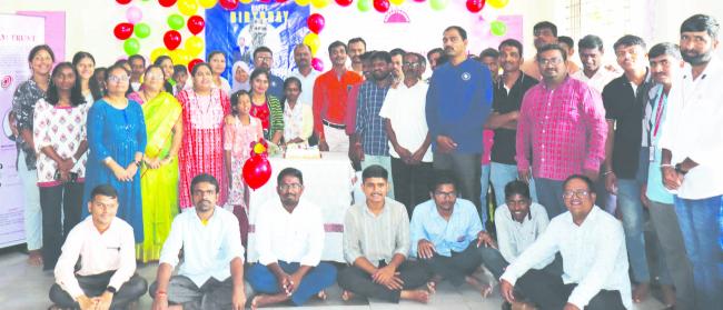 ಸಮರ್ಥನಂ ಅಂಗವಿಕಲರ ಸಂಸ್ಥೆಯಲ್ಲಿ ಡಾ. ಮಹಾಂತೇಶ್ ಕಿವುಡಸಣ್ಣನವರ್‌ರ 55ನೇ ಜನ್ಮದಿನ ಆಚರಣೆ  