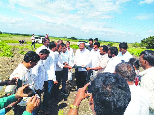 ಬೆಳೆ ಹಾನಿ ಪ್ರದೇಶಕ್ಕೆ ಶಾಸಕ ರಾಜುಗೌಡ ಹಾಗೂ ಅಧಿಕಾರಿಗಳು ಭೇಟಿ ಪರೀಶೀಲನೆ