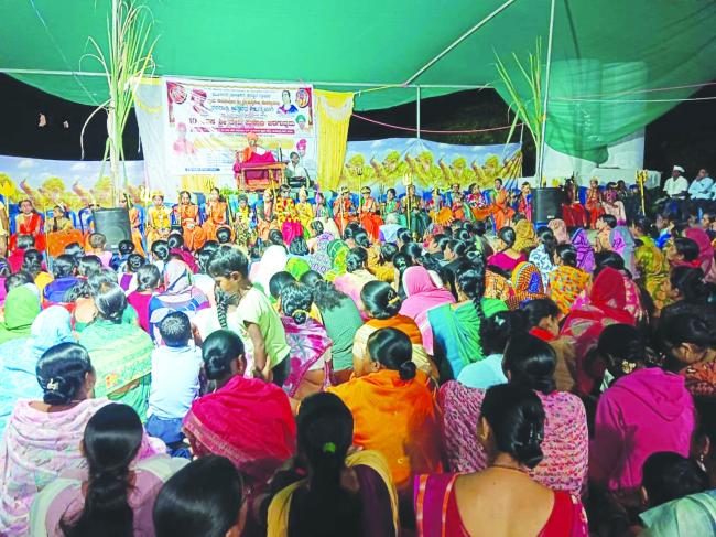 ದೇವಾದಿ ದೇವತೆಗಳ ವೇಷಭೂಷಣ ಧರಿಸಿ ನವರಾತ್ರಿ ಉತ್ಸವ ಆಚರಿಸಿದ ಮುದ್ದು ಮಕ್ಕಳು