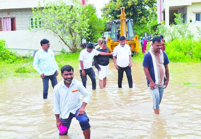 ಅಪಾರ ಮಳೆ : ಜೆ ಸಿ ಬಿ ಮುಖಾಂತರ ನೀರನ್ನು ತೆರವುಗೊಳಿಸಿ 