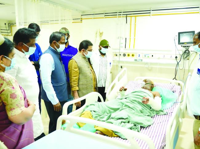 ಗಾದಿಗನೂರು ಸಿಲಿಂಡರ್ ಸ್ಪೋಟ ಪ್ರಕರಣ ಸ್ಥಳಕ್ಕೆ ಸಚಿವ ಜಮೀರ್ ಅಹ್ಮದ್ ಭೇಟಿ: ಪರೀಶೀಲನೆ  