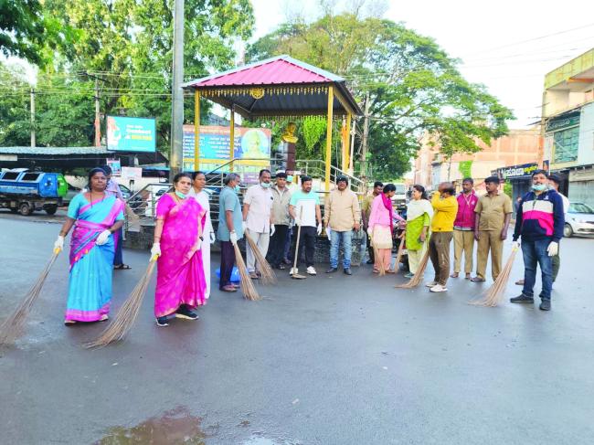 ಸಾಮೂಹಿಕ ಶ್ರಮದಾನದಲ್ಲಿ ಅಪರ ಜಿಲ್ಲಾಧಿಕಾರಿ-ವಿವಿಧ ಅಧಿಕಾರಿಗಳು ಭಾಗಿ 
