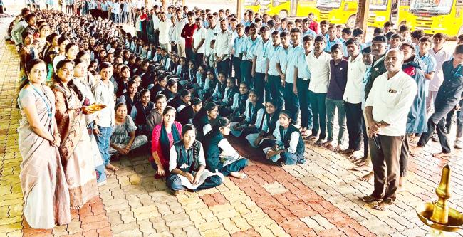 ವಿಶೇಷ ಪೂಜೆ ಸಲ್ಲಿಸಿ ಮಕ್ಕಳಿಗೆ ಉಡಿ ತುಂಬುವ ಕಾರ್ಯಕ್ರಮ 