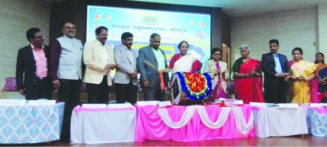 ಕವಿ ಮತ್ತು ಸಾಹಿತಿಗಳು ಜನರಿಗೆ ದಾರೀದೀಪವಾಗಬೇಕು: ಡಾ, ಮಲ್ಲಿಕಾ ಘಂಟಿ 