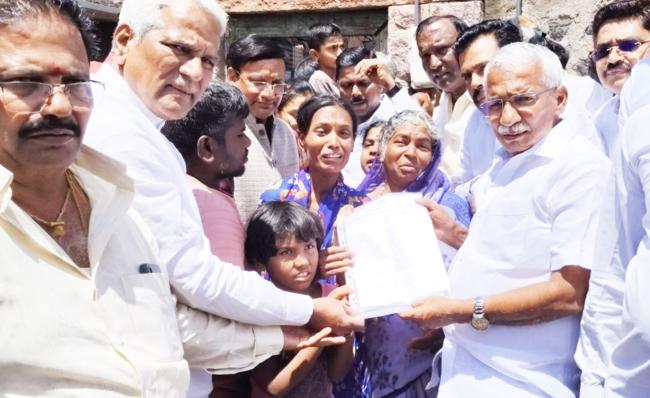 ಗೋಡೆ ಕುಸಿದು ಸಾವನ್ನಪ್ಪಿದ ಬಾಲಕನ ಕುಟುಂಬಕ್ಕೆ 5 ಪರಿಹಾರ ಚಕ್ 