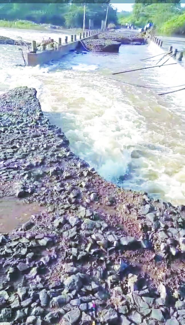 ಕೊಚ್ಚಿ ಹೋದ ಸಂಬರಗಿ ಆಜೂರ ಮಧ್ಯದ ಸೇತುವೆ: ಭಾರಿ ಹಾನಿ 