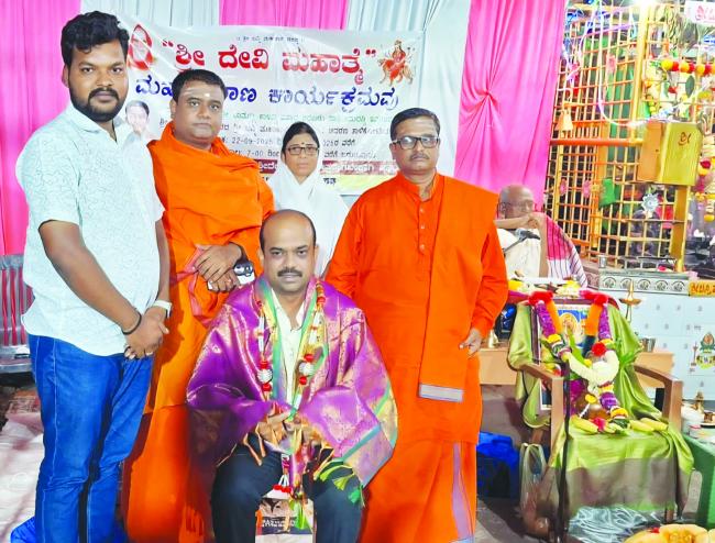 ನವರಾತ್ರಿ ಉತ್ಸವ: ವಿಶ್ವನಾಥ ಸಿ. ಬಿರಾದಾರಗೆ ಸನ್ಮಾನ 