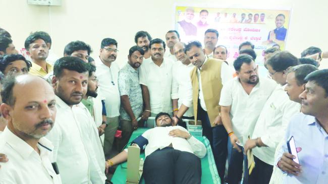 ರಕ್ತದಾನ ಶಿಬಿರ: ರಕ್ತದಾನ ಮಹಾದಾನ  ಡಾ. ಶೈಲೇಂದ್ರ ಬೆಲ್ದಾಳೆ 