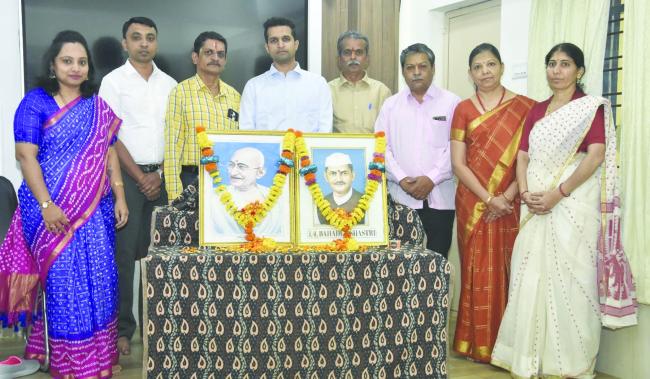 ಮಹಾತ್ಮಾ ಗಾಂಧೀಜಿ ಮತ್ತು ಶಾಸ್ತ್ರಿ ಯರ ಕೊಡುಗೆ ಆಪಾರ 