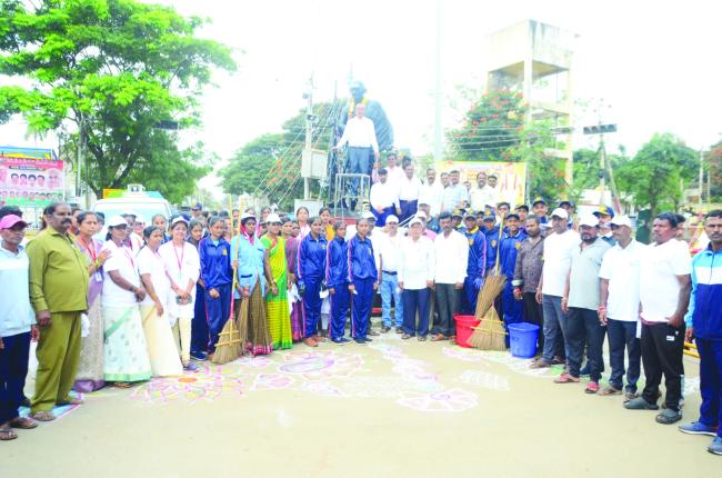ಗಾಂಧೀಜಿ ಹಾಗೂ ಲಾಲ್ ಬಹುದ್ದೂರ ಶಾಸ್ತ್ರೀಜಿ ಅವರ ಸಂದೇಶವನ್ನು ನವ್ಮ್ಮ ಜೀವನದಲ್ಲಿ ಅಳವಡಿಸಿಕೋಳಬೇಕು : ಜಿಲ್ಲಾಧಿಕಾರಿ 