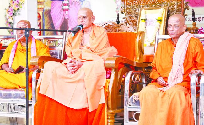 ಪರಮಾತ್ಮ ಮೆಚ್ಚುವಂತ ಬದುಕು ನಮ್ಮದಾಗಬೇಕು: ಇಂಚಲಶ್ರೀ 