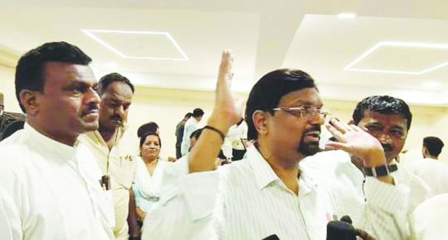 ಕನ್ನಡ ಸಾಹಿತ್ಯ ಪರಿಷತ್ತಿನ ಸಭೆಯಲ್ಲಿ ಮಾಧ್ಯಮದವರಿಗೆ ಉತ್ತ್ತರಿಸದ ರಾಜ್ಯಾಧ್ಯಕ್ಷ ಡಾ. ಮಹೇಶ ಜೋಶಿ. 