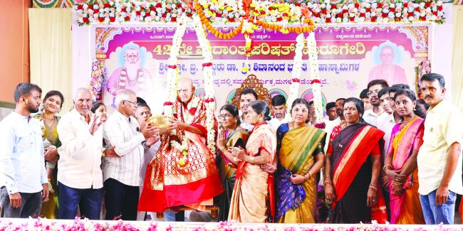  ವೇದಾಂತ ಪರಿಷತ್‌ನ 4ನೇ ದಿನದ ಪ್ರವಚನದಲ್ಲಿ ಶಿವರಾಮಾನಂದ   ಅಭಿಮತ     ಚನ್ನವೃಷಭೇಂದ್ರ ಲೀಲಾಮಠ ರಾಜ್ಯದ ಏಕೈಕ ಆಧ್ಯಾತ್ಮಿಕ ಪುಣ್ಯಕ್ಷೇತ್ರ 