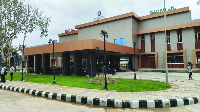 ರೈಲು ನಿಲ್ದಾಣದ ಹೊರಭಾಗದಲ್ಲಿ ಮೂಲಭೂತ ಸೌಕರ್ಯಗಳನ್ನು ಕಲ್ಪಿಸಿ - ವಿಶ್ವನಾಥ ಶೀರಿ 