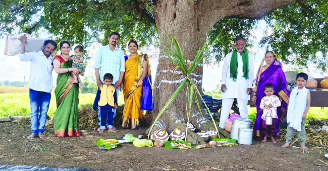 ಶಿಗ್ಗಾವಿ 07 : ಪಟ್ಟಣದ ರೈತರಾದ ಅಶೋಕ್ ಸಾದೇವಪ್ಪ ಕಬ್ಬನೂರ ರವರು ಸೀಗೆ ಹುಣ್ಣಿಮೆ ಪ್ರಯುಕ್ತ ಕುಟುಂಬ ಪರಿವಾರ ಸಮೇತ ಭೂಮಿ ತಾಯಿಗೆ ಪೂಜೆ