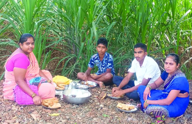  ಬೆಟಗೇರಿಯಲ್ಲಿ ಭೂತಾಯಿಗೆ ಉಡಿತುಂಬಿ ಸಡಗರದಿಂದ ಶೀಗಿ ಹುಣ್ಣಿಮೆ ಆಚರಣೆ 