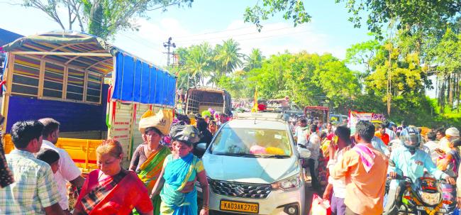  ಯಲ್ಲಮ್ಮನಗುಡ್ಡದ ರಸ್ತೆಗಳಲ್ಲಿ ಟ್ರಾಫಿಕ್ ಸಮಸ್ಯೆ ಉಂಟಾಗಿ ಭಕ್ತರ ಪರದಾಟ 