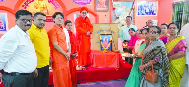  ಸಮಾಜ ಸಂಘಟನೆಗೆ ಕುಮಾರ ಶ್ರೀಗಳ ಕೊಡುಗೆ ಅಪಾರ: ಗುರುಸಿದ್ಧ ಸ್ವಾಮೀಜಿ  