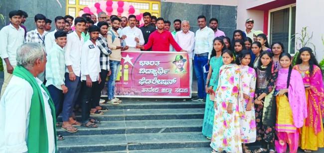  ಉದ್ಘಾಟನೆ ಸಮಾರಂಭ ಬಿಡಿ ಹಾಸ್ಟೆಲ್ ಸೌಲಭ್ಯ ಕೊಡಿ ್ಷ ಎಸ್‌ಎಫ್‌ಐ ಕಾರ್ಯಕರ್ತರು ಮನವಿ  