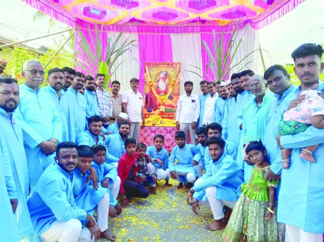     ಗ್ರಾಮದ ಮುಖಂಡರಿಂದ ಮಹರ್ಷಿ ವಾಲ್ಮೀಕಿ ಜಯಂತಿ ಆಚರಣೆ 