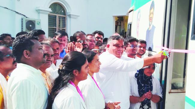  ಕಾರ್ಮಿಕರಿಗೆ ಆರೋಗ್ಯ ಘಟಕದ ಸಂಚಾರಿ ವಾಹನ- ಪಠಾಣ 