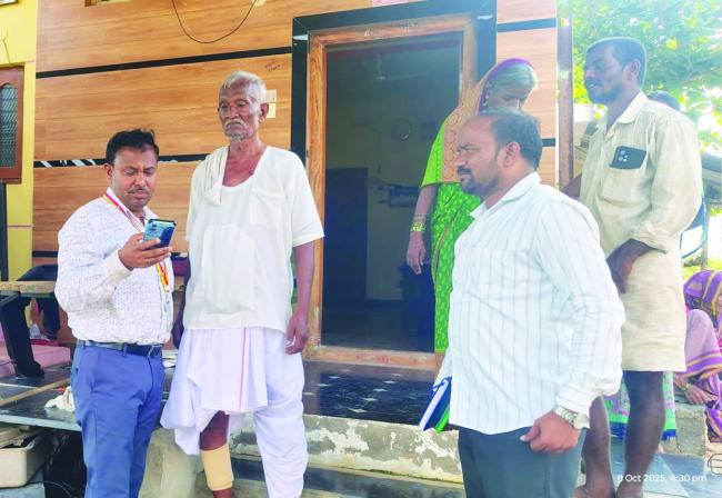 ಮನೆ ಮನೆ ಭೇಟಿ ನೀಡಿ ಇ ಕೆವೈಸಿ ಪ್ರಕ್ರಿಯೆ ನಡೆಸಿದ ಮುಂಡರಗಿ ತಾಪಂ  