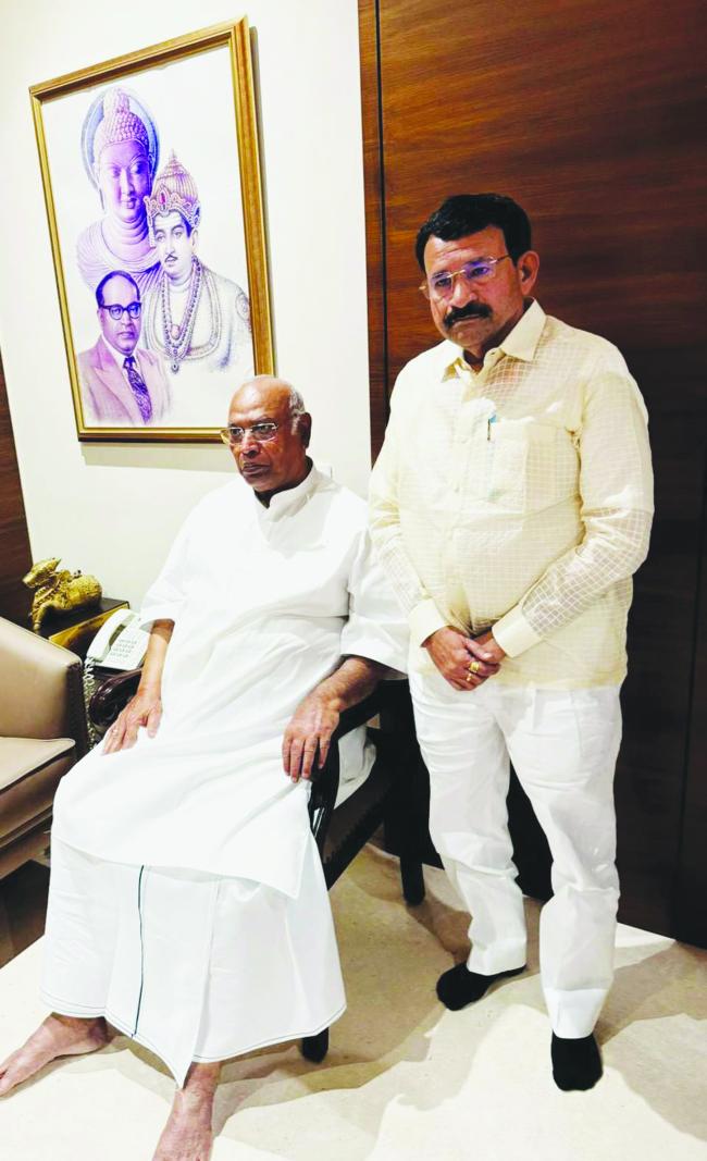  ಮಲ್ಲಿಕಾರ್ಜುನ ಖರ್ಗೆಯನ್ನು ಭೇಟಿಯಾಗಿ ಆರೋಗ್ಯ ವಿಚಾರಿಸಿದ ಡಾ. ಕೋಟಗಿ  