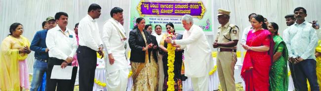 ಹಿರಿಯರ ಜೀವನಾನುಭವ ಯುವಜನತೆಗೆ ಪ್ರೇರಣೆವಿಶ್ವ ಹಿರಿಯ ನಾಗರಿಕರ ದಿನಾಚರಣೆ ಉದ್ಘಾಟಿಸಿ ಶಾಸಕ ಹೆಚ್‌.ಆರ್‌.ಗವಿಯಪ್ಪ  