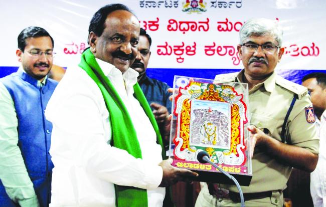 ಸರ್ಕಾರದ ಕಾರ್ಯಕ್ರಮಗಳನ್ನು ಜಿಲ್ಲಾ ಮಟ್ಟದಲ್ಲಿ ಪರೀಣಾಮಕಾರಿಯಾಗಿ ಅನುಷ್ಠಾನಕ್ಕೆ ತರಬೇಕು- ಕೋನರಡ್ಡಿ 