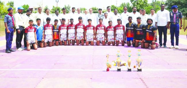 ಮುದ್ದೇಬಿಹಾಳ ಪಟ್ಟಣದ ಎಂಜಿವಿಸಿ ಕಾಲೇಜು ಆವರಣದಲ್ಲಿ ಹೊನಲು ಬೆಳಕಿನ ಕಬಡ್ಡಿ ಟೂರ್ನಾಮೇಂಟ್ ಪಂದ್ಯಾವಳಿಯನ್ನು ಶಾಸಕ ಹಾಗೂ ಕರ್ನಾಟಕ ರಾಜ್ಯ ಸಾಭೂನು ಮತ್ತು ಮಾರ್ಜಕ ನಿಗಮದ ಅಧ್ಯಕ್ಷ ಸಿ ಎಸ್ ನಾಡಗೌಡ(ಅಪ್ಪಾಜಿ) ಅವರು ಮಂಗಳವಾರ ಉದ್ಘಾಟಿಸಿದರು. 