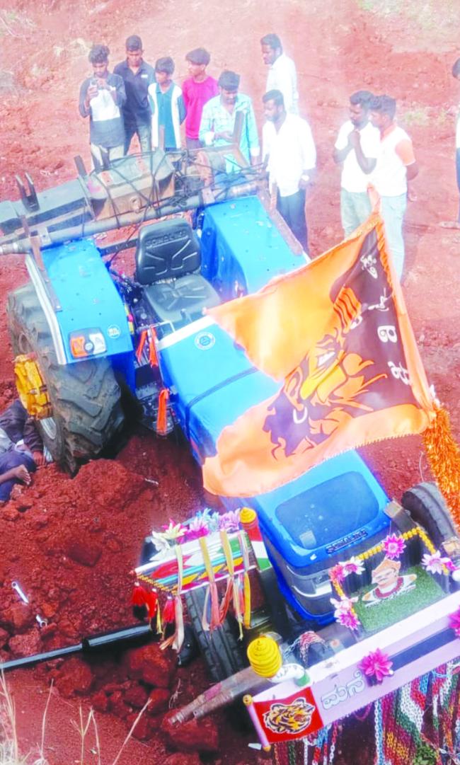 ಟ್ರ್ಯಾಕ್ಟರ್ ಪಲ್ಟಿ: ಇಬ್ಬರು ಯುವಕರ ಸಾವು, ಇಬ್ಬರು ಗಂಭೀರ ಗಾಯ 