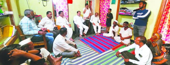  ಆತ್ಮಹತ್ಯೆ ಮಾಡಿಕೊಂಡ ರೈತನ ಮನೆಗೆ ಶಾಸಕ ಸಿ ಎಸ್ ನಾಡಗೌಡ ಭೇಟಿ 