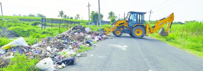 ಪಟ್ಟಣ ಪಂಚಾಯಿತಿಯಿಂದ ಕಸ ತೆರವು  