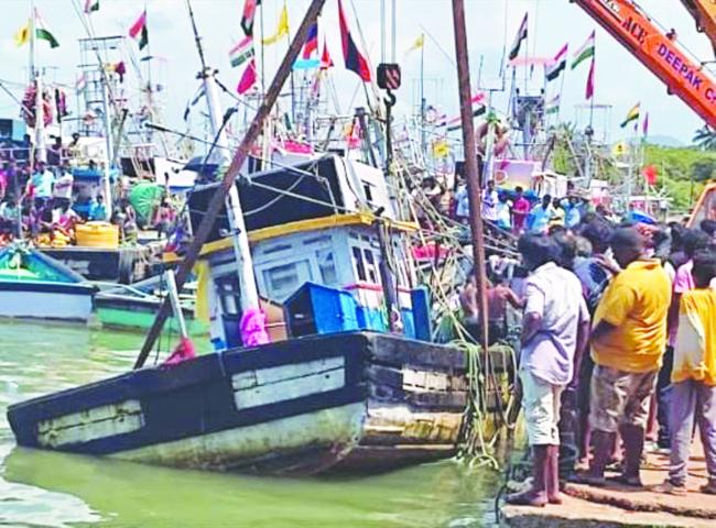  ಬೋಟ್ ಮುಳುಗಿ ಲಕ್ಷಾಂತರ ಹಾನಿ 