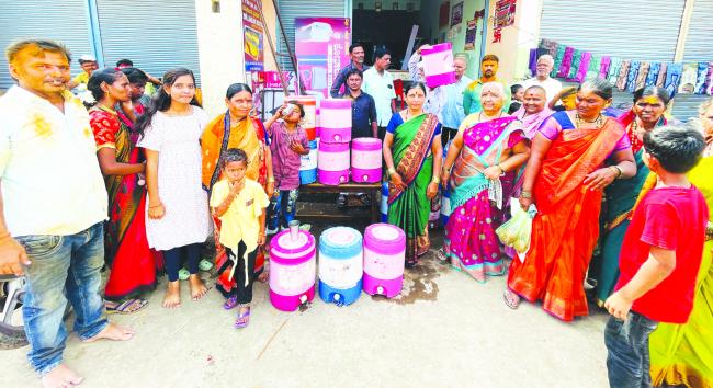 ಜಾತ್ರೆಗೆ ಬಂದ ಭಕ್ತಾದಿಗಳಿಗೆ ನೀರಿನ ವ್ಯವಸ್ಥೆ  