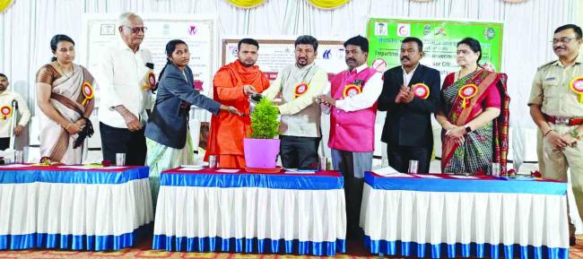  ಸಮಾಜ ಹಾಗೂ ಪ್ರತಿ ಕುಟುಂಬಕ್ಕೆ  ಹಿರಿಯರ ಮಾರ್ಗದರ್ಶನ  ಅತ್ಯಗತ್ಯ   - ಜಿಲ್ಲಾಧಿಕಾರಿ  